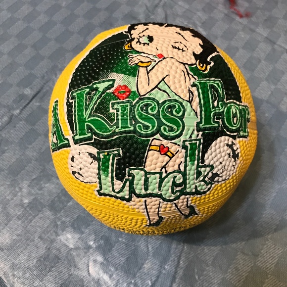 ❤️☘️2005 BETTY BOOP 💋 KISS FOR LUCK🍀- VINTAGE MINI BASKETBALL 🏀 - Picture 1 of 4